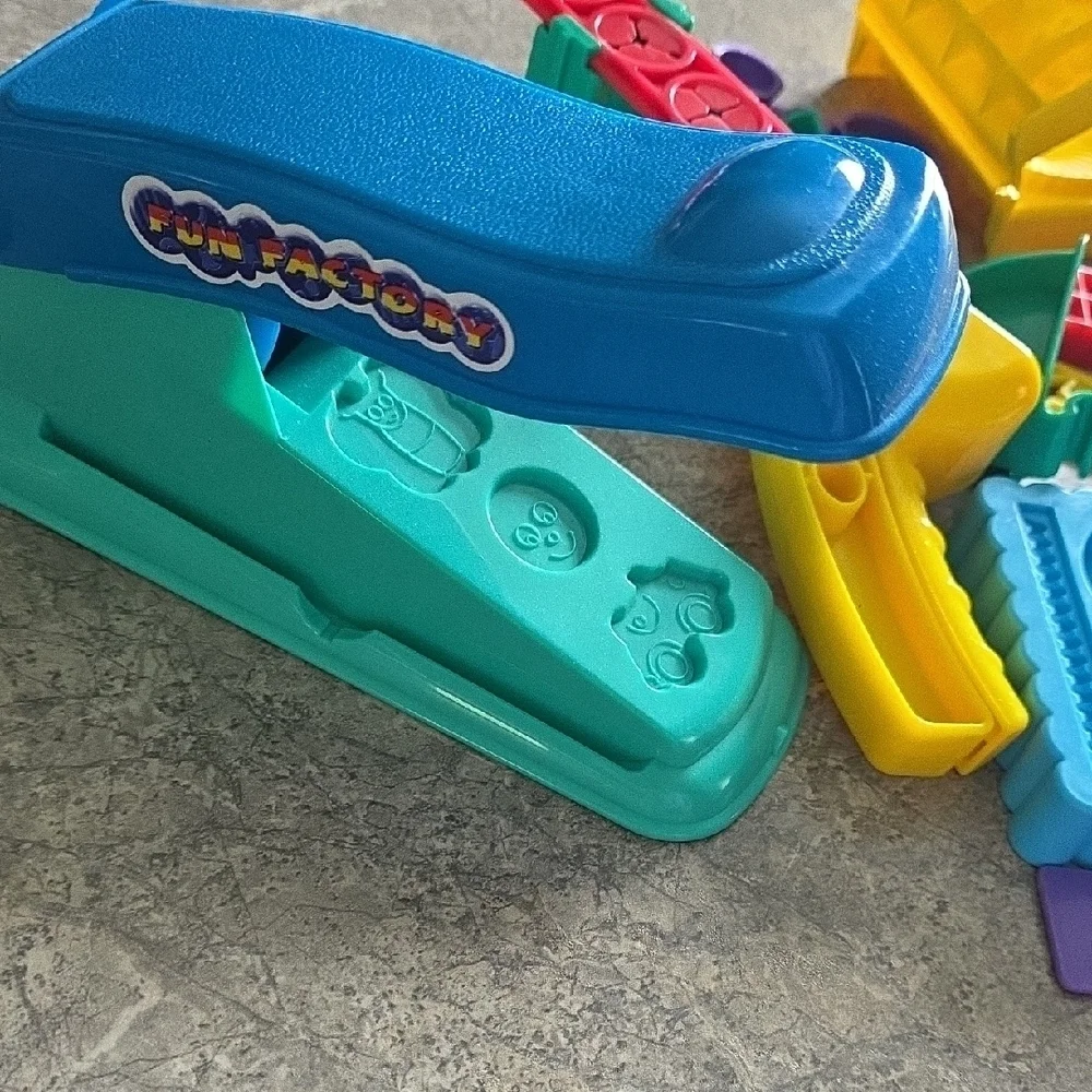 (J39) Bundle Of Play-doh Accessories